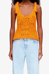 Top naranja de punto calado con breteles gruesos que se atan en los hombros.