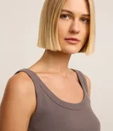 Blusa musculosa de ribana color blanco, con escote en U.