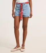 Short de jean azul con corte slim, cierre de botón y cremallera, bolsillos delanteros y traseros, y cinturón tipo pañuelo estampado multicolor incluido.