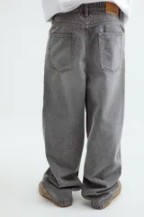 Jean de corte baggy con silueta holgada y relajada. Presenta diseño de cinco bolsillos, cintura con trabillas y cierre frontal con botón y cremallera. Confeccionado en denim de tono gris medio con acabado lavado.