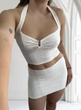 Minifalda blanca de broderie con cintura baja.