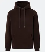 Buzo cerrado de color marrón oscuro, confeccionado en tejido fleece, con capucha ajustable mediante cordones, bolsillo canguro frontal y puños y barra ajustados.
