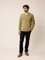 Sweater de punto con cuello en V, manga larga y puños acanalados. Presenta un pequeño logo bordado en el pecho.