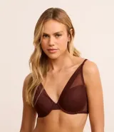 Soutien color borgoña con copa base de tule, con breteles regulables y escote en V.