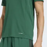 Remera deportiva Adidas Tiro 26 League de color verde con detalles en blanco en los hombros. Presenta un diseño de corte ajustado, cuello redondo y el logo de la marca estampado en el pecho.
