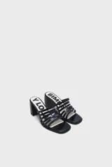 Sandalias de tacón alto color negro, con punta cuadrada y tiras finas horizontales sobre el empeine.