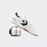 Championes urbanos Converse Lifestyle 1998, color blanco con detalles en negro y beige. Confeccionados en cuero y gamuza, con logo de estrella y galón en el lateral.