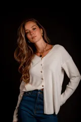 Blusa de morley elastizado color blanco, con escote en V y botones dorados.