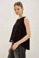 Musculosa negra de algodón, sin mangas y con escote redondo.