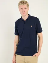 Polo de manga corta color azul marino, con cuello clásico, cierre frontal de dos botones y bordado del oso Brannan en el pecho.