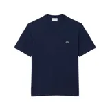 Remera Lacoste de manga corta, color azul marino, con cuello redondo y bolsillo frontal en el pecho que incluye el logo de la marca bordado.