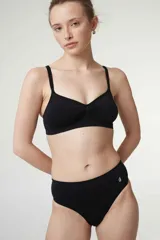 Soutien tipo bralette de microfibra sin costuras, con diseño de doble bretel regulable y detalle fruncido en el centro del escote. Cuenta con cierre de broche doble en la espalda con tres niveles de ajuste.