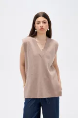 Chaleco sin mangas de tejido de punto, color beige, con escote en V y diseño holgado.