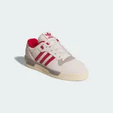 Championes Adidas Rivalry Low de cuero y gamuza color blanco hueso con detalles en rojo y gris.