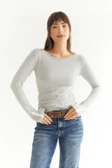 Cinto de cuero marrón con detalle de tachas metálicas circulares en tonos plateados y dorados, con hebilla metálica clásica.