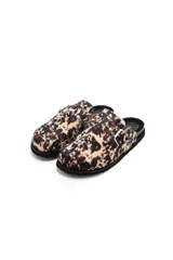 Sueco de estilo mule con exterior de pelo sintético estampado con diseño animal print, cuenta con una hebilla metálica lateral ajustable y suela plana de goma negra.