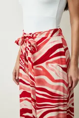 Pantalón ancho de tiro alto, color negro, con lazo para atar en la cintura.