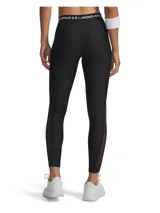 Calza deportiva Under Armour de tiro medio, confeccionada en tejido HeatGear elástico y transpirable. Presenta paneles de malla laterales para mayor ventilación, cintura elástica con logo de la marca y costuras diseñadas para estilizar la figura.