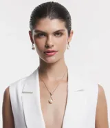 Conjunto de bijouterie con caravanas colgantes y collar con dije en forma de gota con perla.