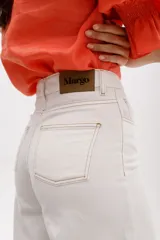 Pantalón wide leg color crudo, con textura de pequeños tajitos.