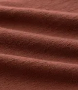 Remera marrón de corte regular, cuello redondo y manga corta, con estampa bordada de una palmera en el frente.