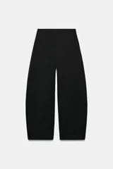Pantalón de tiro medio con corte recto, confeccionado en tejido con mezcla de algodón. Presenta cintura con trabillas, bolsillos laterales ocultos en costura, raya planchada en el delantero y cierre frontal con cremallera, botón y ganchos metálicos.