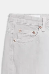 Jeans de tiro medio con diseño de cinco bolsillos y pierna ancha. Presenta un corte recto y holgado con bajo acabado sin costuras y cierre frontal con cremallera y botón metálico.