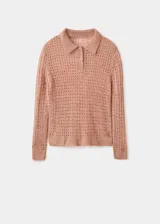 Polo de tejido de punto medio color marrón tostado, con diseño calado, manga larga y cuello con cierre de botones.