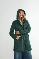 Campera acolchada de corte largo con diseño de rombos, cierre frontal con cremallera y botones a presión, y capucha ajustable con cordones.