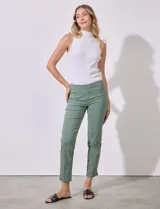 Pantalón color beige de gabardina elastizada, marca Zac & Rachel. Corte recto, pretina ancha pespunteada y largo al tobillo.