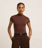 Body femenino de la marca Cortelle, confeccionado en poliamida y elastano. Presenta un diseño ajustado al cuerpo, con cuello medio, mangas cortas y cierre en la entrepierna.