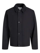 Campera tipo worker de Jack & Jones, color negro, con cuello camisero de textura acanalada, cierre frontal con botones a presión y manga larga.