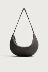 Bolso de hombro de nailon color gris oscuro, con diseño curvado, compartimento principal con cierre de cremallera y asa de hombro ajustable.