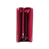 Billetera XL de formato rectangular en color rojo, con diseño de corazones en relieve y logo metálico plateado en la parte frontal. Cuenta con cierre perimetral.