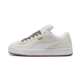 Championes Puma Suede XL Wild de mujer, en color gris claro con franja lateral blanca y suela de goma marrón. Presentan cordones anchos con estampado animal print tipo leopardo y detalles de la marca en dorado metalizado en el lateral.