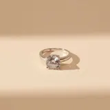Anillo de compromiso clásico fabricado en plata 925, con una circonia central de corte brillante engarzada en cuatro puntas.