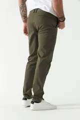Pantalón chino color verde militar, corte slim, con bolsillos laterales y traseros, y presillas para cinturón.