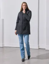 Campera capitoneada verde militar, marca Weatherproof, con abertura central con cierre, bolsillos delanteros y capucha desmontable.