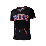 Remera de básquet negra de tejido mesh con cuello en V y mangas cortas. Estampado frontal con el nombre "Knicks" en letras azules con borde naranja y silueta del skyline de la ciudad en la parte inferior.