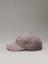 Gorra de béisbol con visera curva, confeccionada en algodón, con el logo de Calvin Klein Jeans bordado en el frente y cierre ajustable en la parte posterior.