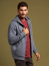 Canguro con capucha color ladrillo, con cierre frontal y bolsillos tipo canguro.