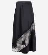 Pollera midi de satén negro con corte evasé, cintura elástica y detalle de entremedio de encaje aplicado en diagonal.