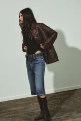 Body de manga larga con cuello redondo, confeccionado en una mezcla de algodón y modal. Presenta cierre inferior con botones a presión.