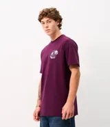 Remera de algodón bordó con corte comfort, cuello redondo y manga corta. Cuenta con una gran estampa en la espalda de inspiración japonesa con un tigre, un dragón y texto en caracteres orientales.