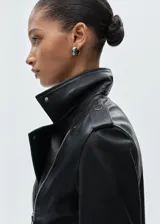 Chaqueta biker de piel ovino color negro, con cuello de solapa y cierre frontal de cremallera.
