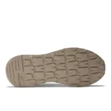 Championes New Balance modelo 57/40, color beige y rosa pálido, con detalles en gris claro. Presentan una silueta aerodinámica con una entresuela sobredimensionada inspirada en el modelo 574 clásico y elementos de diseño de los años 80 y 90. La parte superior combina gamuza y malla.