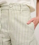 Short de vestir tipo baggy de cintura alta, confeccionado en sarga de algodón con rayas verticales en hilos tintos. Presenta trabillas y lazo ajustable en la cintura.