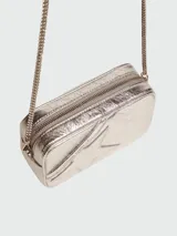 Cartera bandolera Golden Goose modelo Star Bag Mini, color plateado, confeccionada en cuero con textura arrugada y aplique de estrella en el frente.