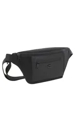 Riñonera negra de la marca Las Oreiro, con un bolsillo frontal con cierre y un detalle metálico en forma de labios. La correa es ajustable y tiene el logo de la marca.