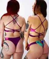 Conjunto de bikini color violeta con tiras finas y estampado multicolor.